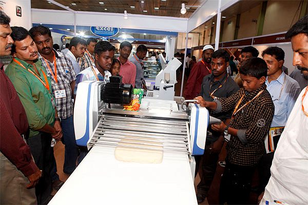 Conveyor bread slicer demonstration at Bakexpo