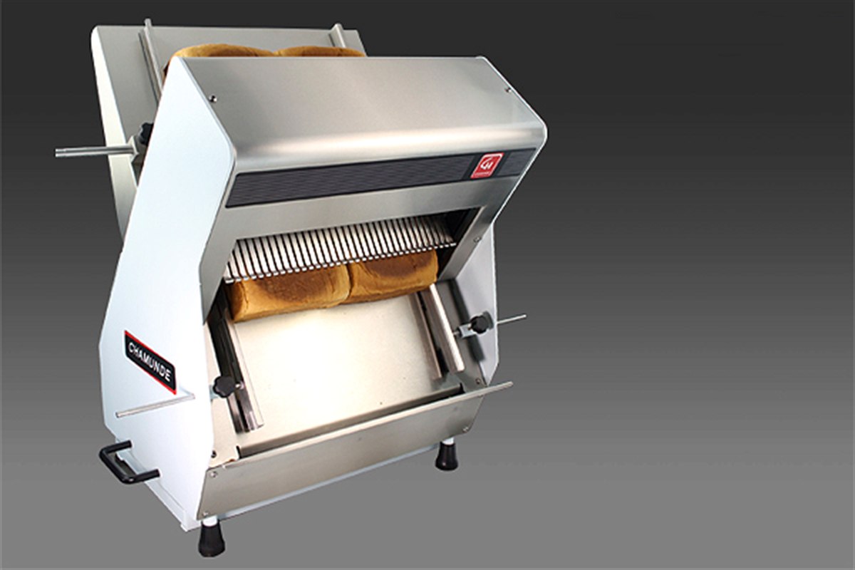 Compact FS 410 slicing a loaf of bread