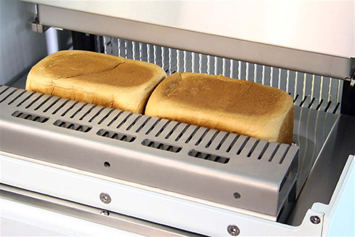 Sliced loaves leaving the rear of the Handomat FS 410