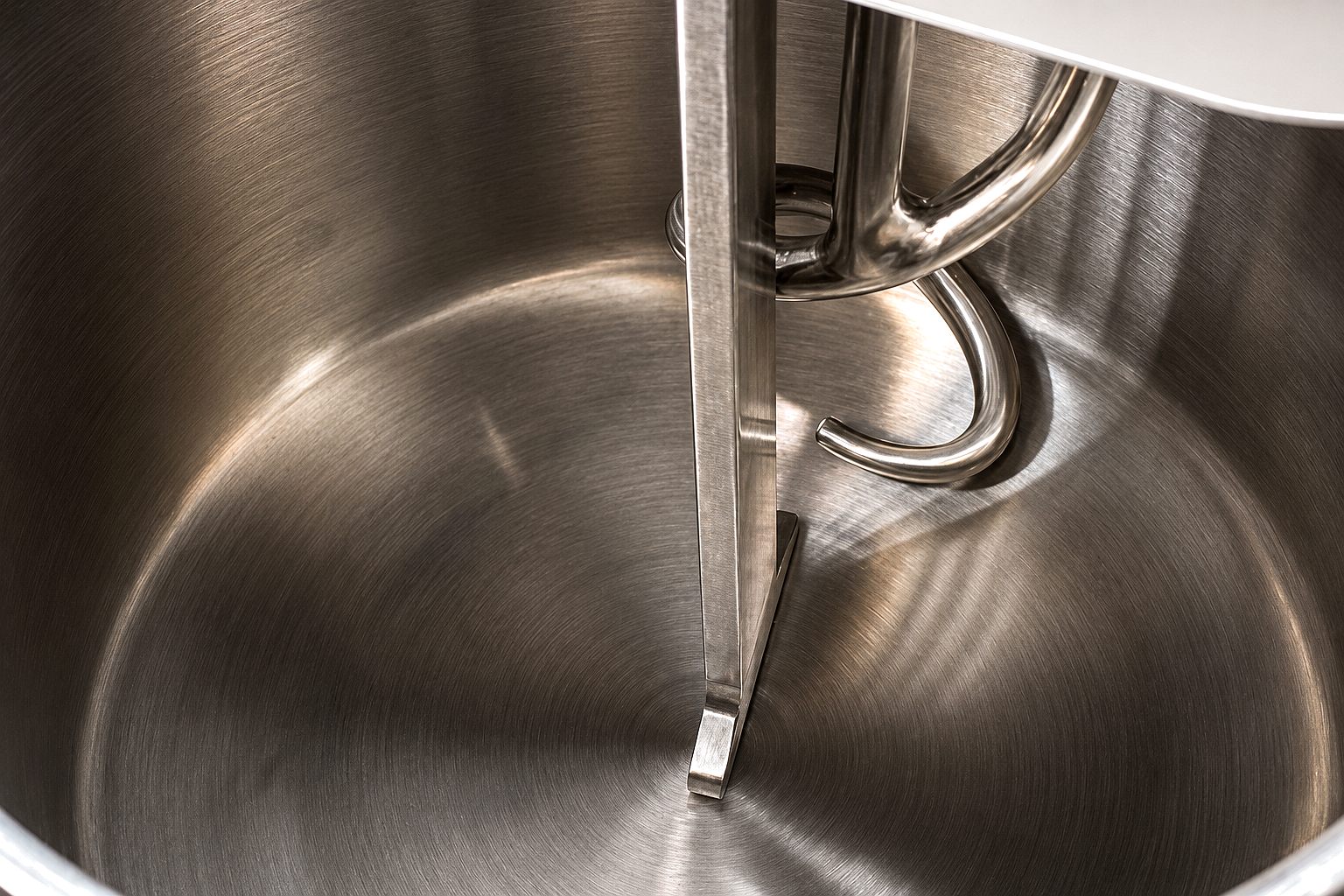 Spiral tool and centre breaker bar inside the stainless mixing bowl