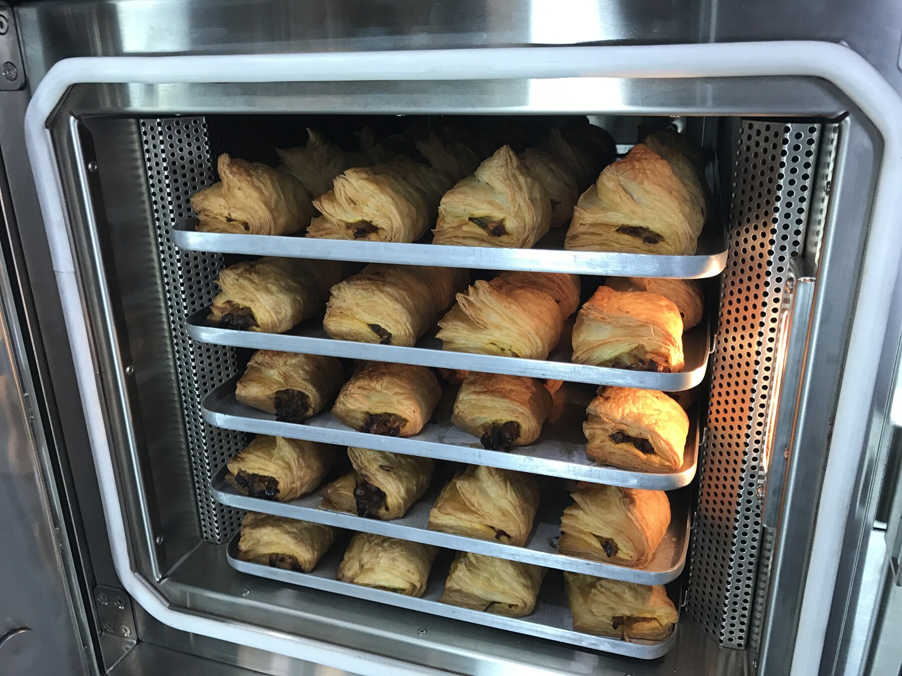 Puff pastry baking evenly across five trays inside a CHAMUNDE Swift 369